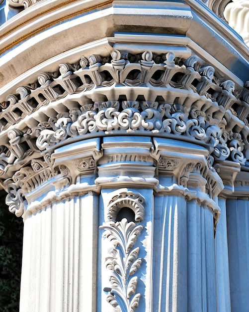 Détails architecturaux palais temple colonnes corniches moulures et reliefs sculptés