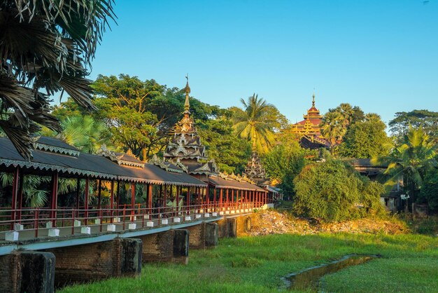 Des détails de l'architecture traditionnelle du Myanmar à Bago