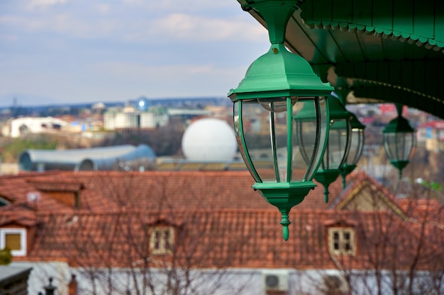 Détails de l'architecture de la vieille ville. Vieux lampadaires sur la véranda.