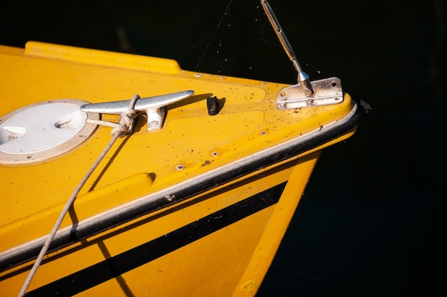 détails de bateau à voile yacht sur la mer