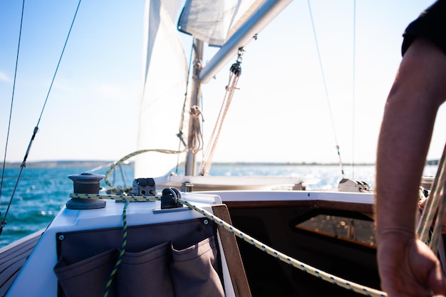 détails de bateau à voile yacht sur la mer