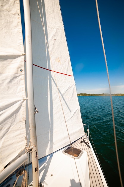 détails de bateau à voile yacht sur la mer