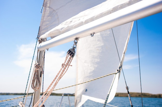 détails de bateau à voile yacht sur la mer