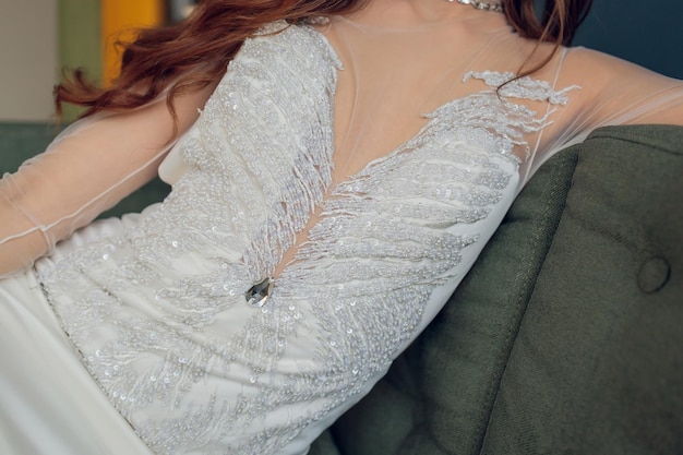 Détails de la belle robe de mariée blanc gros plan