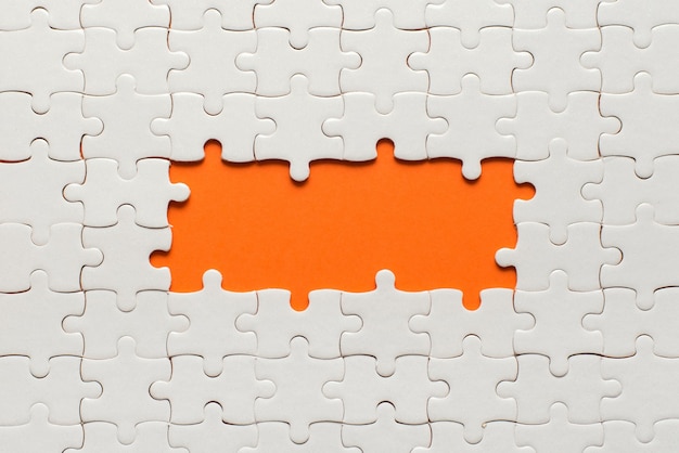 Détails blancs du puzzle sur orange et place pour l'inscription.