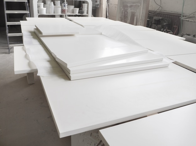 Détails en bois blanc peint pour fabrique de meubles. La fabrication de façades de cuisine.