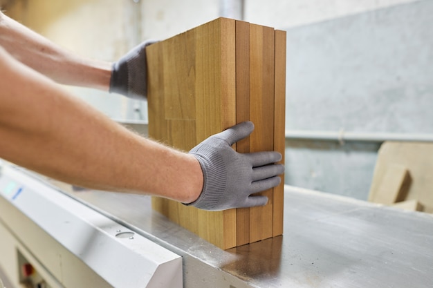 Détails en bois dans les mains de menuisier, industrie du bois