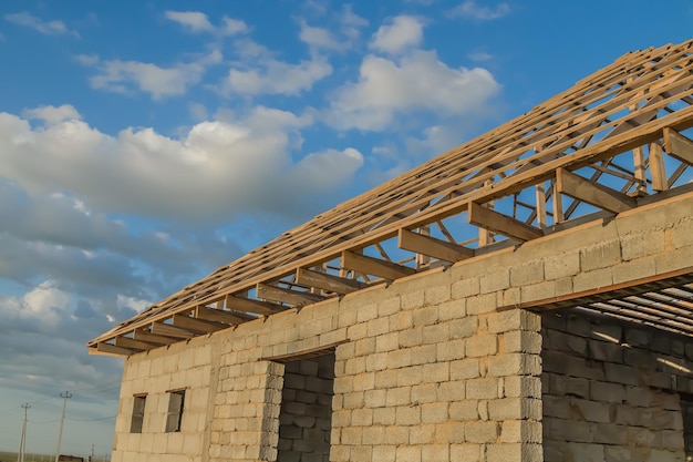 Détails en bois de la structure du toit d'une nouvelle maison en construction