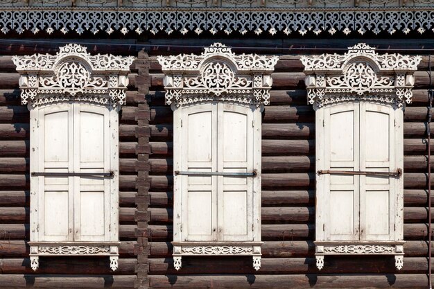 Photo détails des cadres de fenêtre et des volets d'une maison en bois traditionnelle sibérienne à ulan ude russie