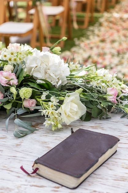 Détails de la cérémonie de mariage, des fleurs et des pétales pour la décoration. Bible