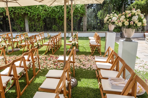 Détails de la cérémonie de mariage, des fleurs et des pétales pour la décoration.