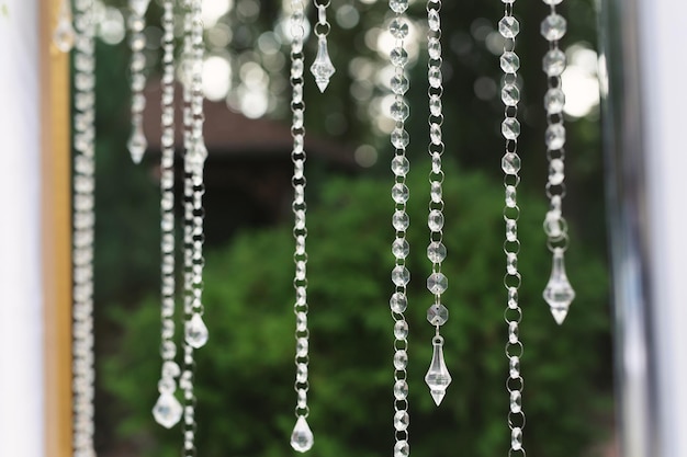 Détails de la cérémonie de mariage en perles scintillantes de fleurs fraîches