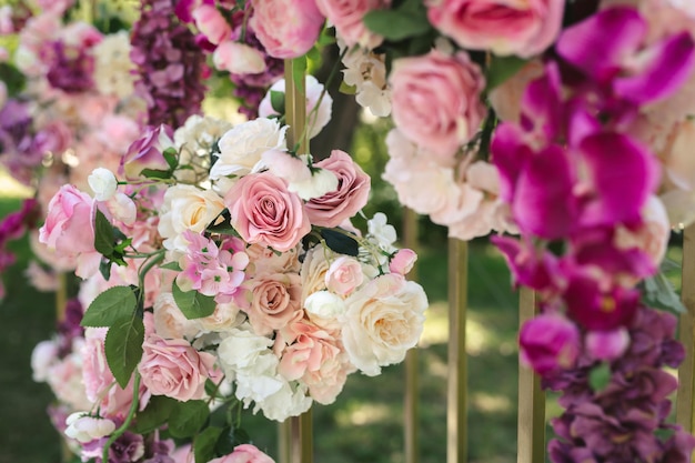 Détails Cérémonie de mariage en plein air de fleurs fraîches avec des bougies