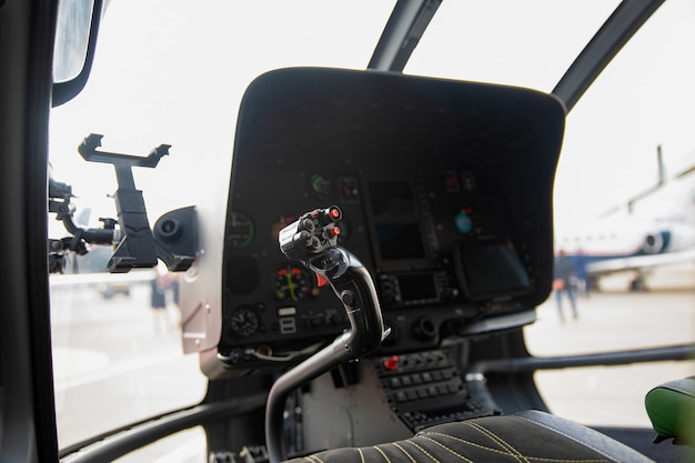 Détails dans le cockpit de l'hélicoptère