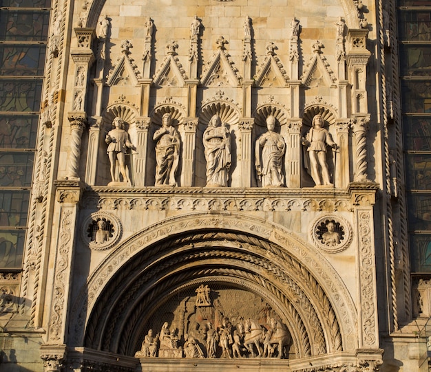 Détails de la décoration extérieure de la cathédrale de Côme la cathédrale catholique romaine de la ville de Côme, en Lombardie