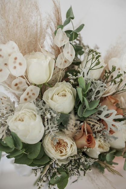 Détails du bouquet de mariage Boho avec herbe de la pampa cappuccino rose pivoine rose eucalyptus limonium