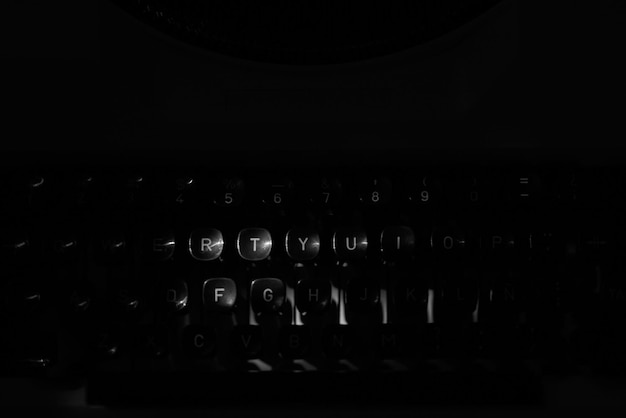 Détails du clavier d'une machine à écrire en noir et blanc