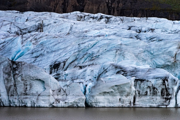 Détails du glacier avec des cendres dans la glace - Islande