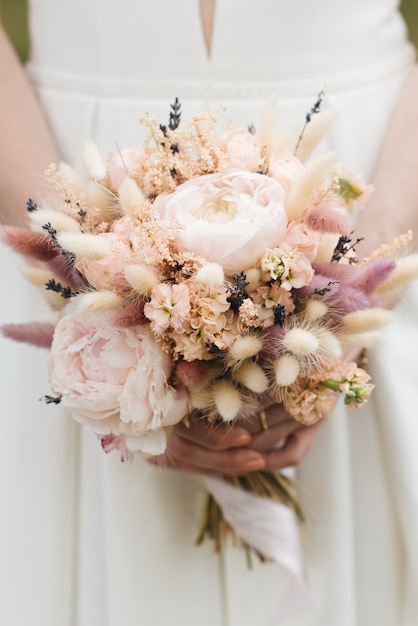 Détails du matin nuptiale. Mariage beau bouquet entre les mains de la mariée, mise au point sélective