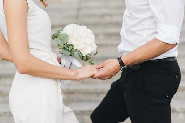 Détails du matin nuptiale. Mariage beau bouquet entre les mains de la mariée