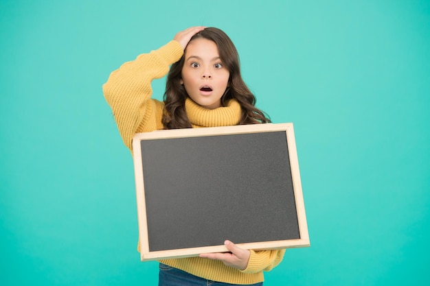 Détails du produit, espace de copie. petite fille heureuse tenir le tableau noir. infos utiles ici. Bienvenue à bord. meilleurs prix. grande publicité de vente. retour à l'école. copiez l'espace pour votre publicité.