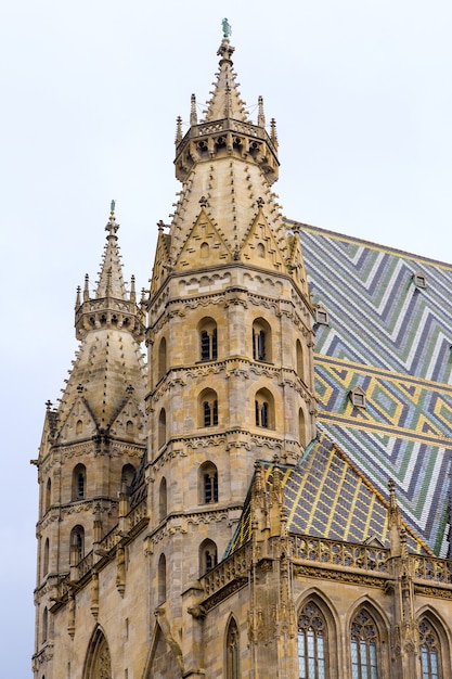 Détails du toit et de la tour de l'église St Stephansdom -St Stephans. Vienne, Autriche.