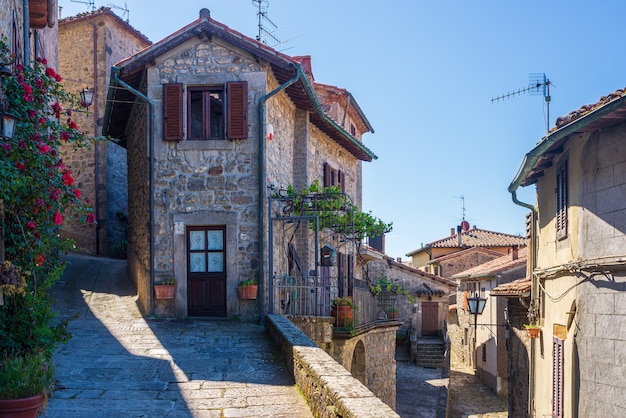 Détails du village médiéval italien, ruelle historique en pierre, ancienne rue de la moelle, architecture des bâtiments en pierre de la vieille ville. Santa Fiora, Toscane, Italie.