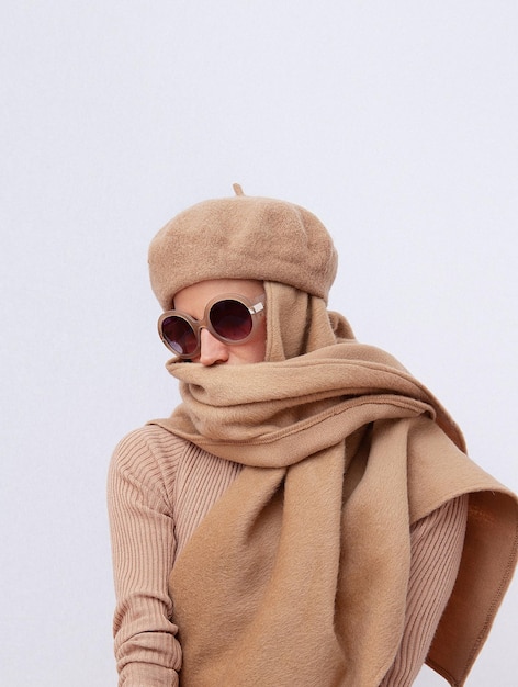 Détails élégants du look de tous les jours Mannequin portant une tenue beige décontractée Béret et écharpe