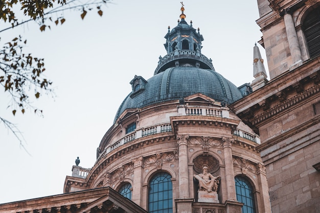 Détails de la façade de la basilique Saint-Étienne, célèbre lieu touristique de Budapest