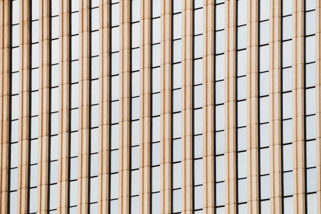 Détails de la façade d&#39;un gratte-ciel moderne en verre et en acier agrandi.