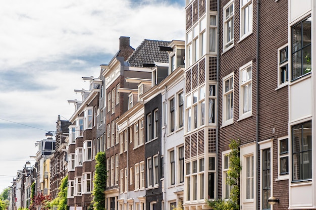 Détails et façades de la construction en brique caractéristique d'Amsterdam d'un immeuble résidentiel de style école d'Amsterdam Photo de haute qualité