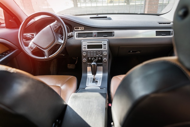 Détails De L'intérieur De La Voiture, Salon Marron Avec Sièges En Cuir