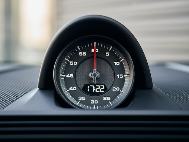 Photo détails intérieurs d'un chronomètre de sport de voiture de sport avec horloge électronique ou horloge analogique au choix ...