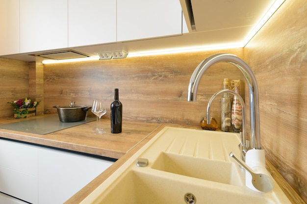 Détails intérieurs de cuisine en bois blanc et beige moderne