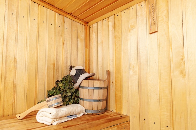 Détails intérieurs Hammam sauna finlandais avec accessoires de sauna traditionnels