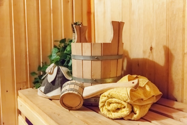 Détails intérieurs sauna finlandais hammam avec sauna traditionnel accessoires bassin bouleau balai scoop feutre serviette. Ancien bain traditionnel russe SPA Concept. Détendez le concept de bain de village de campagne