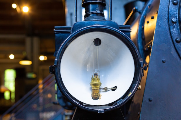 Détails d'une locomotive à vapeur rare dans le musée. Éclairage de projecteur