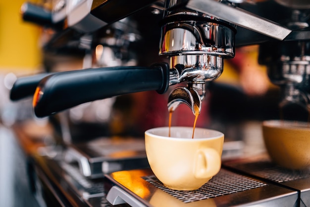 Détails de la machine à café professionnelle préparant un expresso chaud