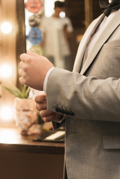 Détails des mains du costume des hommes du marié agrandi