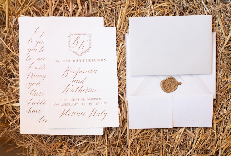 Photo détails de mariage à plat sur fond de bois faire-part de mariage bouquet de mariage maquette enveloppe copie espace