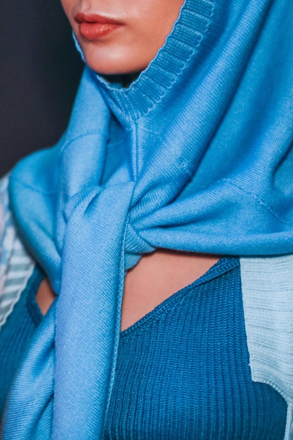Détails de mode d'un couvre-chef écharpe capar à tricoter bleu pour femme
