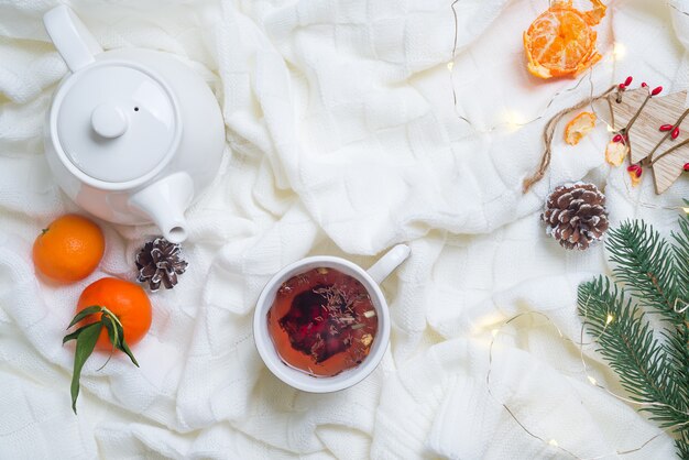 Détails de la nature morte dans le salon intérieur de la maison. Belle tasse de thé avec mandarine