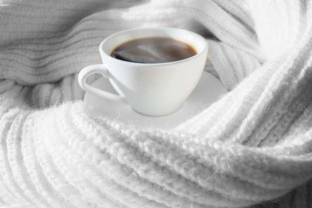 Détails de la nature morte salon de l'intérieur de la maison tasse blanche avec café chaud et foulard léger concept automne hiver confortable
