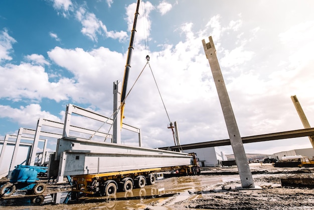 Détails et outils sur le chantier de construction avec levage par grue, déchargement du cadre en béton préfabriqué et détails de la cargaison