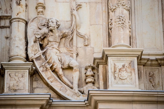 Détails des sculptures en pierre de la façade de l'Université d'Alcalá de Henares. Madrid, Espagne