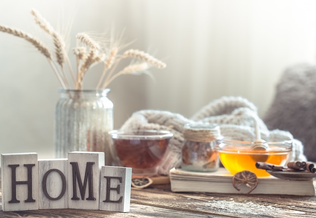 Photo détails de la vie encore de l'intérieur de la maison sur une table en bois