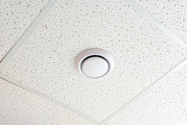 Détecteur de fumée au plafond d'un immeuble de bureaux ou d'une chambre dans un immeuble résidentiel