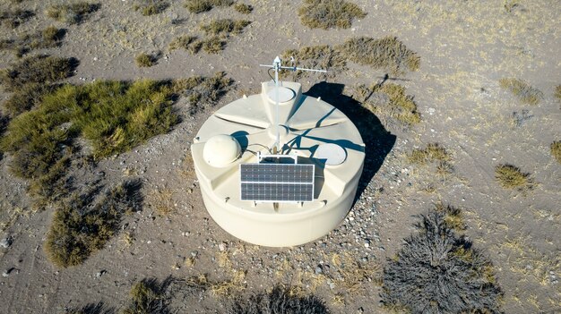 L'un des détecteurs de l'observatoire Pierre Auger est vu de près avec les Andes dans la distanc