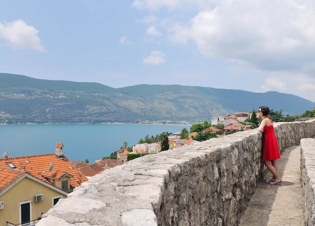 Détendez-vous et amusez-vous à dubrovnik sur la mer adréatique pendant les vacances d'été