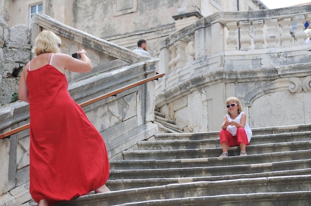 Détendez-vous et amusez-vous à dubrovnik sur la mer adréatique pendant les vacances d'été